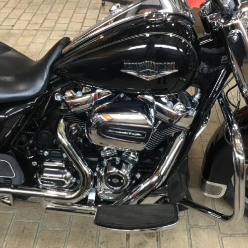 2017 Harley-Davidson® Road King® Vivid Black thumb 3
