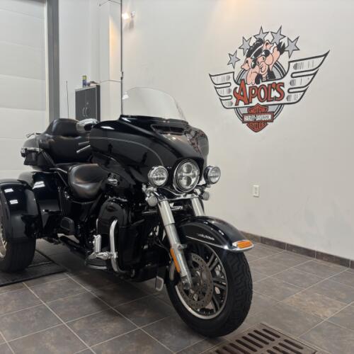 2016 Harley-Davidson® Tri Glide® Ultra Vivid Black thumb 3