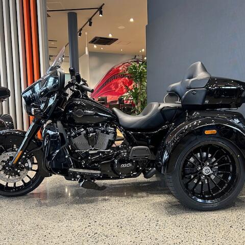 2025 Harley-Davidson® Tri Glide™ Ultra Vivid Black - Black Finish thumb 0