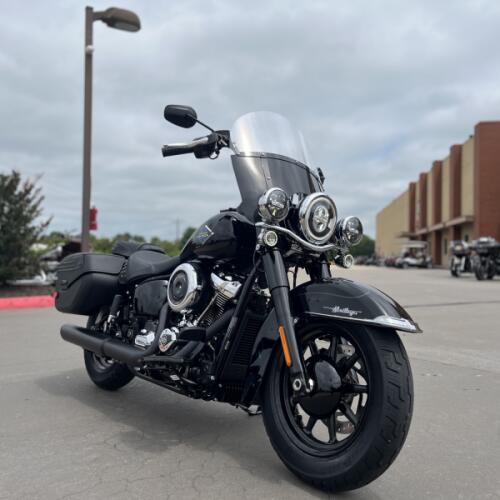 2026 Harley-Davidson® FLHC  Heritage Classic Vivid Black Black  thumb 3