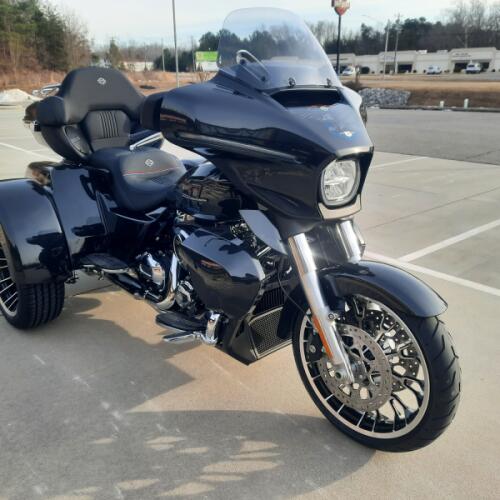 2026 Harley-Davidson® Street Glide 3 Limited Midnight Ember Chrome Trim thumb 1