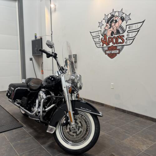 2012 Harley-Davidson® Road King® Classic Vivid Black thumb 3