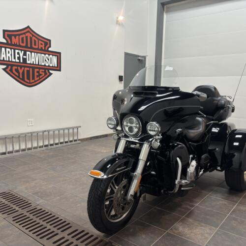 2016 Harley-Davidson® Tri Glide® Ultra Vivid Black thumb 0