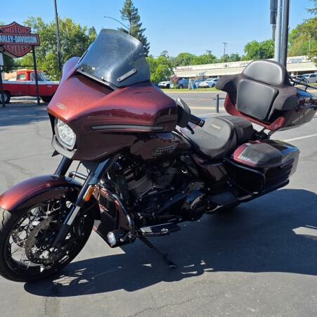 2024 Harley-Davidson® CVO™ Street Glide® thumb 2
