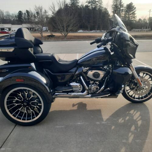 2026 Harley-Davidson® Street Glide 3 Limited Midnight Ember Chrome Trim thumb 0