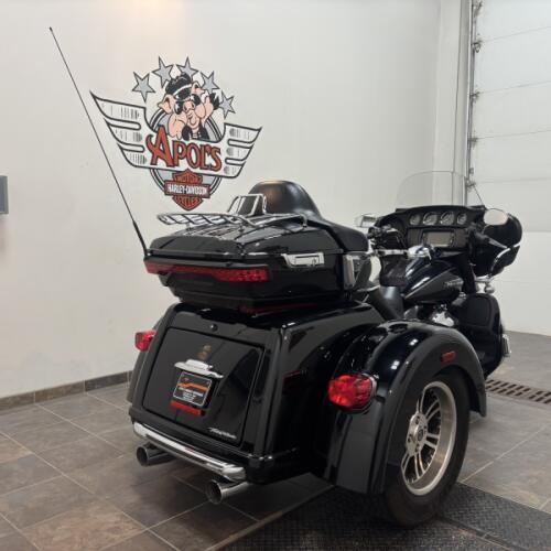 2016 Harley-Davidson® Tri Glide® Ultra Vivid Black thumb 2