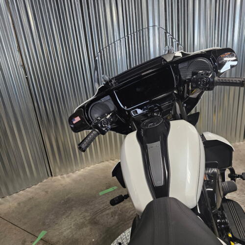 2026 Harley-Davidson® Street Glide Limited White Onyx Pearl Black Trim thumb 1