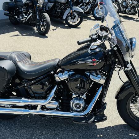 2021 Harley-Davidson® Softail Slim™ Vivid Black thumb 2