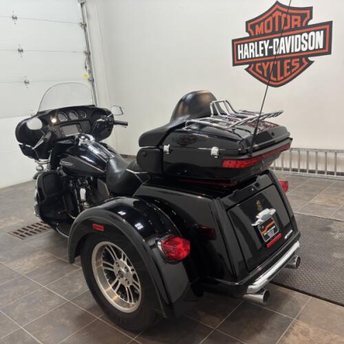 2016 Harley-Davidson® Tri Glide® Ultra Vivid Black thumb 1