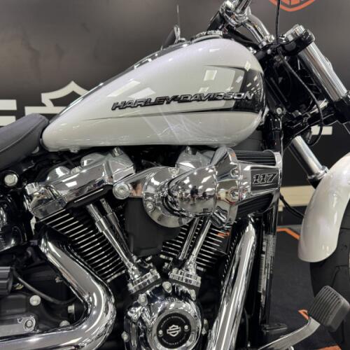 2024 Harley-Davidson® Breakout® 117 White Onyx Pearl thumb 2