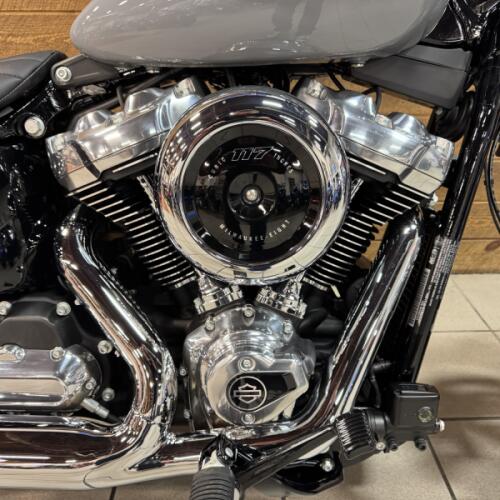 2026 Harley-Davidson® Street Bob® Dark Billiard Gray Chrome Cast Wheels FXBB thumb 2