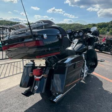 2013 Harley-Davidson® CVO™ Ultra Classic® Electra Glide® FLHTCUSE8 thumb 2