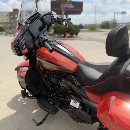 2026 Harley-Davidson® CVO Street Glide Limited Citrus Heat CVO Tri-Tone thumb 1