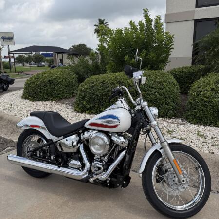 2026 Harley-Davidson® Super Glide® White Onyx Pearl thumb 3