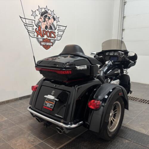 2023 Harley-Davidson® Tri Glide® Ultra Vivid Black thumb 2