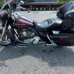 2013 Harley-Davidson® CVO™ Ultra Classic® Electra Glide® MAROON/B DIAMND W/ PINSTRIP thumb 3