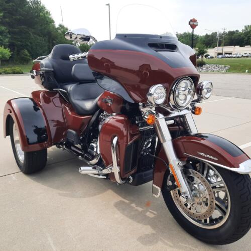 2024 Harley-Davidson® Tri Glide® Ultra Red Rock / Vivid Black thumb 1