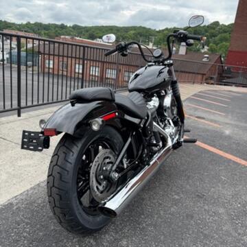 2026 Harley-Davidson® Street Bob® FXBB thumb 3