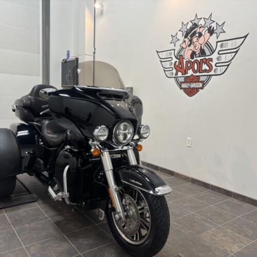 2023 Harley-Davidson® Tri Glide® Ultra Vivid Black thumb 3