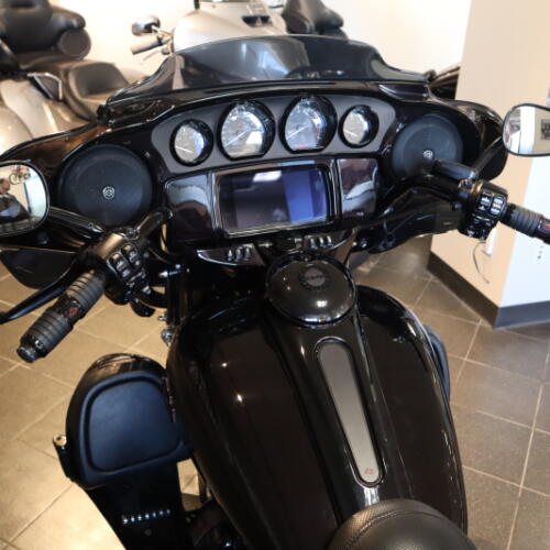 2021 CVO™ Tri Glide® (FLHTCUTGSE) thumb 1