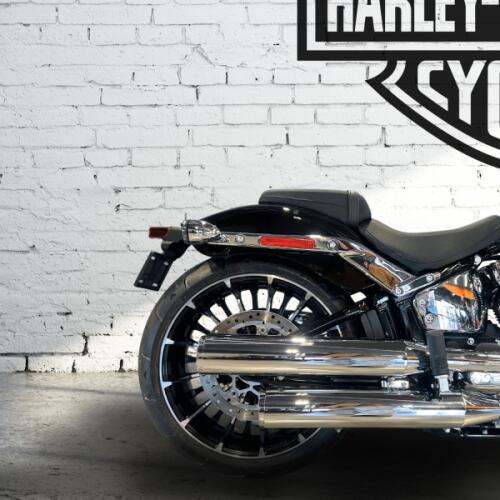 2026 Harley-Davidson® Breakout™ Vivid Black Chrome Trim thumb 0