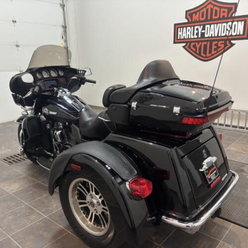 2023 Harley-Davidson® Tri Glide® Ultra Vivid Black thumb 1