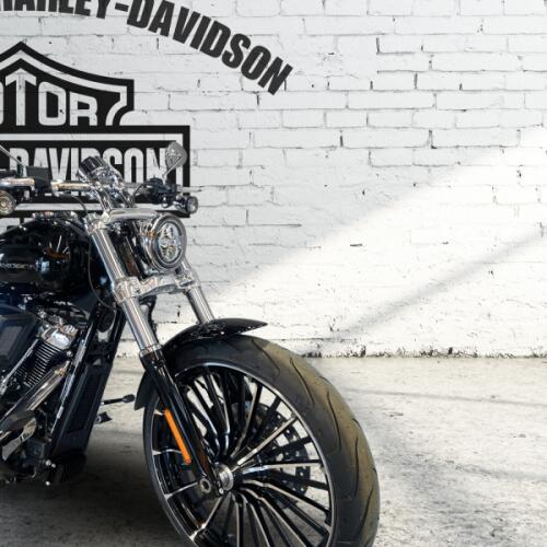 2026 Harley-Davidson® Breakout™ Vivid Black Chrome Trim thumb 2
