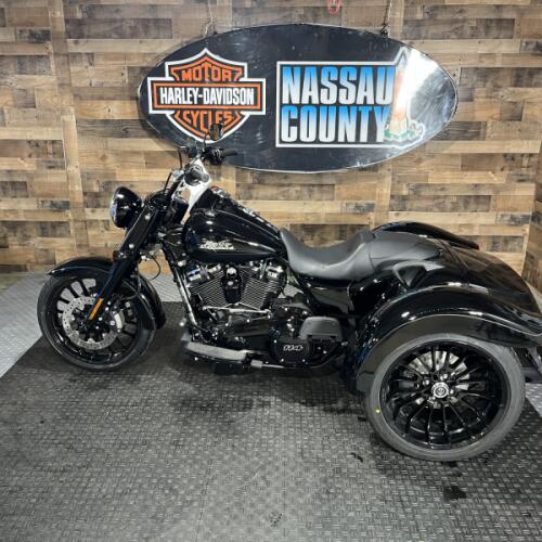 2025 Harley-Davidson<sup>®</sup> Freewheeler® Vivid Black thumb 2