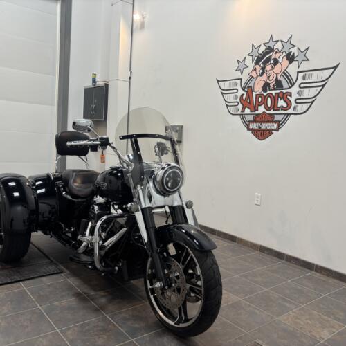 2021 Harley-Davidson® Freewheeler® Vivid Black thumb 3