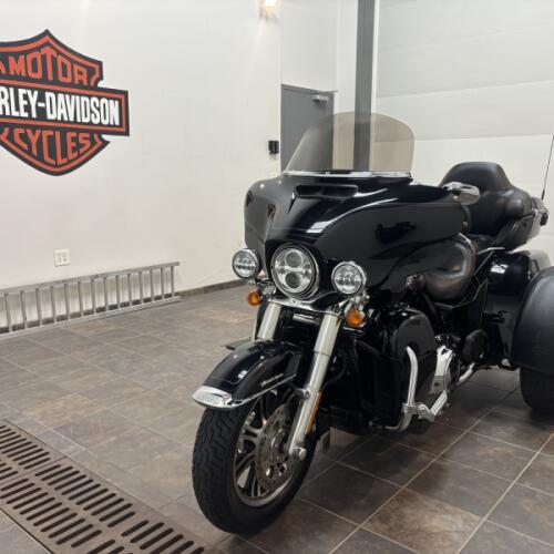 2023 Harley-Davidson® Tri Glide® Ultra Vivid Black thumb 0