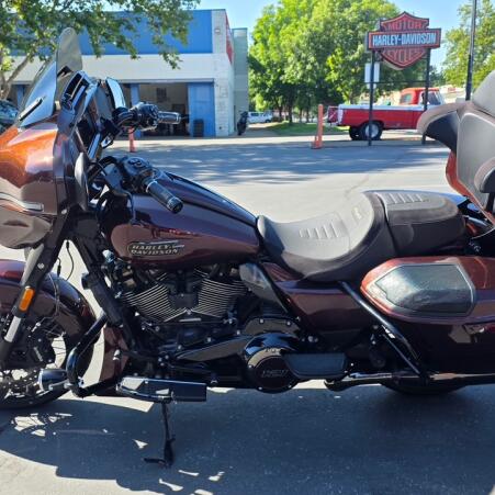 2024 Harley-Davidson® CVO™ Street Glide® thumb 3