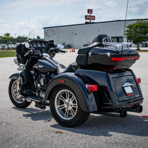 2023 Harley-Davidson Tri Glide Ultra FLHTCUTG thumb 0
