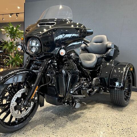 2025 Harley-Davidson® Tri Glide™ Ultra Vivid Black - Black Finish thumb 1