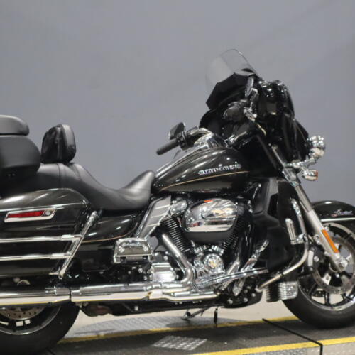2017 Harley-Davidson® Ultra Limited Black Quartz thumb 2
