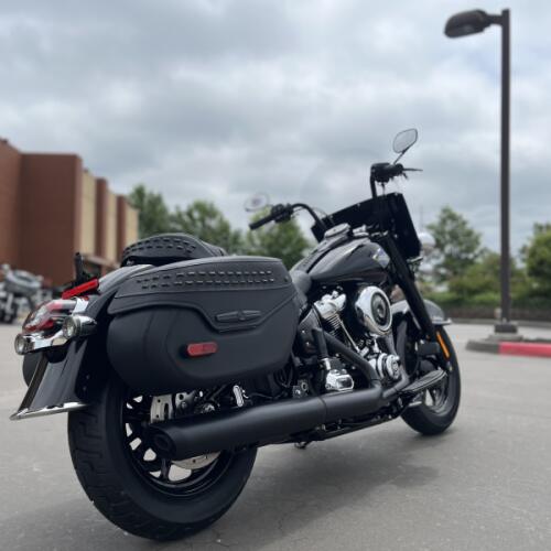 2026 Harley-Davidson® FLHC  Heritage Classic Vivid Black Black  thumb 2