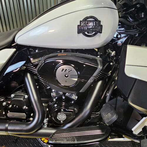 2026 Harley-Davidson® Street Glide Limited White Onyx Pearl Black Trim thumb 3