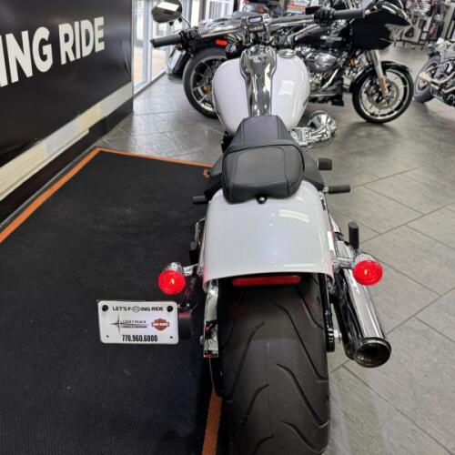 2024 Harley-Davidson® Breakout® 117 White Onyx Pearl thumb 0