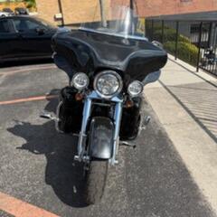 2013 Harley-Davidson® CVO™ Ultra Classic® Electra Glide® FLHTCUSE8 thumb 1