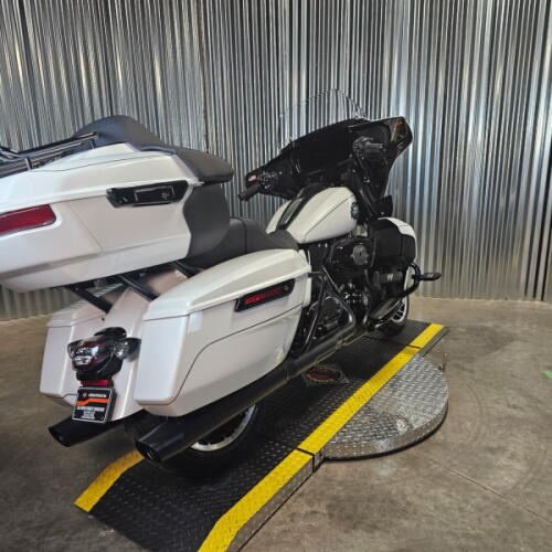 2026 Harley-Davidson® Street Glide Limited White Onyx Pearl Black Trim thumb 2