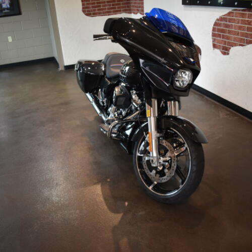 2026 Harley-Davidson® Street Glide® Midnight Ember Chrome Trim thumb 2