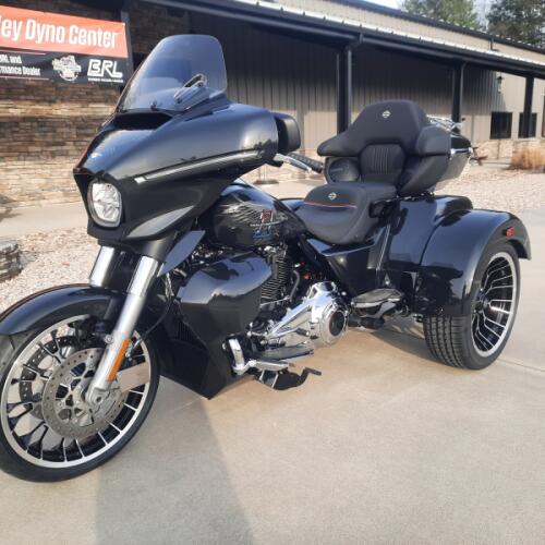 2026 Harley-Davidson® Street Glide 3 Limited Midnight Ember Chrome Trim thumb 3