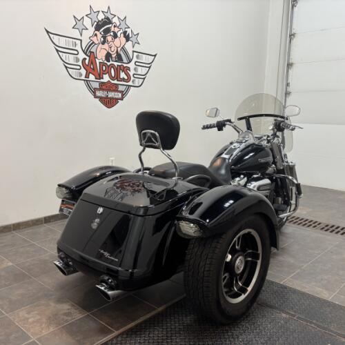 2021 Harley-Davidson® Freewheeler® Vivid Black thumb 2