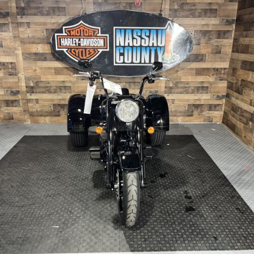 2025 Harley-Davidson<sup>®</sup> Freewheeler® Vivid Black thumb 3