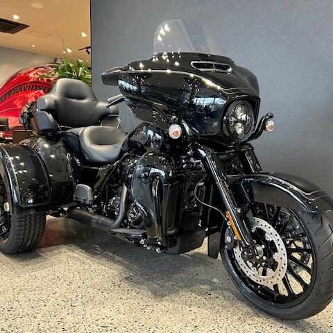 2025 Harley-Davidson® Tri Glide™ Ultra Vivid Black - Black Finish thumb 3