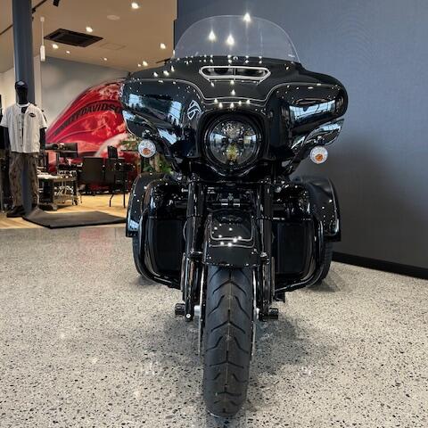 2025 Harley-Davidson® Tri Glide™ Ultra Vivid Black - Black Finish thumb 2