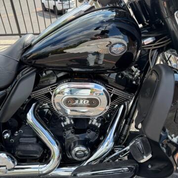2013 Harley-Davidson® CVO™ Ultra Classic® Electra Glide® FLHTCUSE8 thumb 3