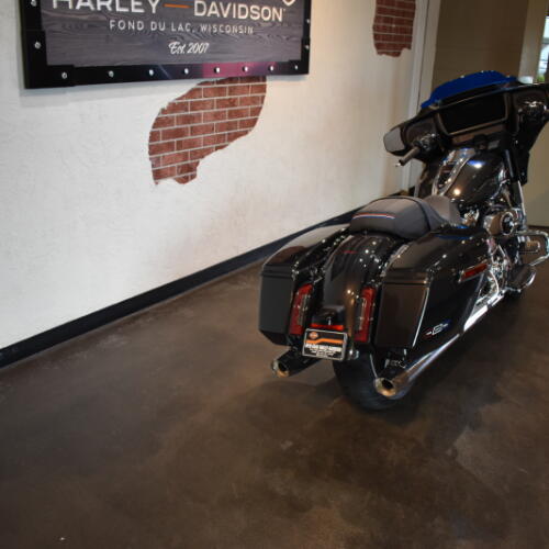 2026 Harley-Davidson® Street Glide® Midnight Ember Chrome Trim thumb 3