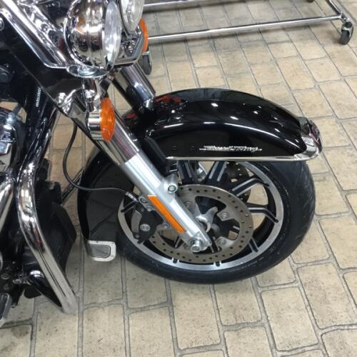 2017 Harley-Davidson® Road King® Vivid Black thumb 2
