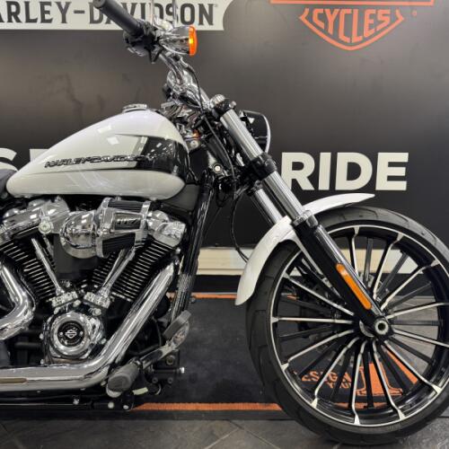 2024 Harley-Davidson® Breakout® 117 White Onyx Pearl thumb 3