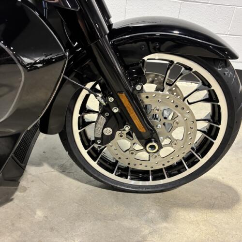 2026 Harley-Davidson® Street Glide 3 Limited Vivid Black FLHLT thumb 2